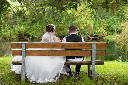 一对年轻结婚夫妇在婚礼拍摄妻子仪式花束丈夫女性生活家庭成人套装庆典图片