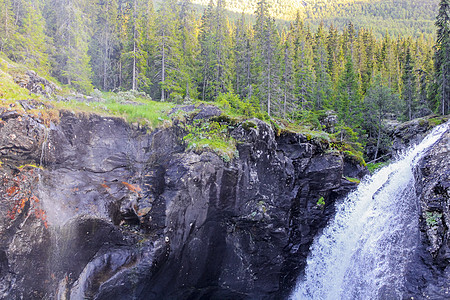 在欧洲最美丽的瀑布 在挪威赫姆塞达尔的世界太阳溪流远足森林地形蓝色山脉树木旅行图片