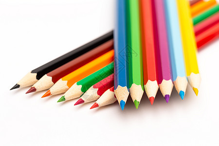 白色背景上不同颜色的木质彩色铅笔创造力乐器教育红色宏观团体绿色木头蜡笔光谱图片