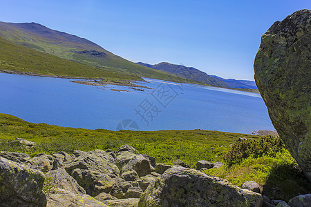 巨大的巨石 大岩石 在瓦文湖边 挪威的赫姆塞达场景远足阳光天空全景小屋山峰风景石头维肯图片