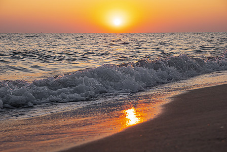 日出在海边沙滩上天空橙子阳光海岸海浪地平线联邦太阳假期日落图片