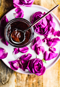与茶饮和保存的甜食概念木板饮料勺子甜点花瓣麦穗桌子毛巾玻璃玫瑰图片