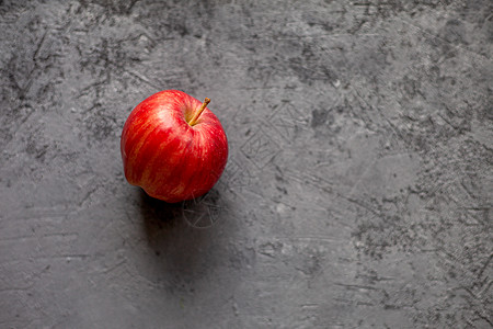 灰色混凝土上的红苹果水泥排毒食物水果饮食维生素绿色农业果汁图片