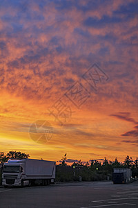 美丽多彩的日落 在丹麦某处有云蓝色阳光月光天空星星紫色橙子地平线旅行艺术图片