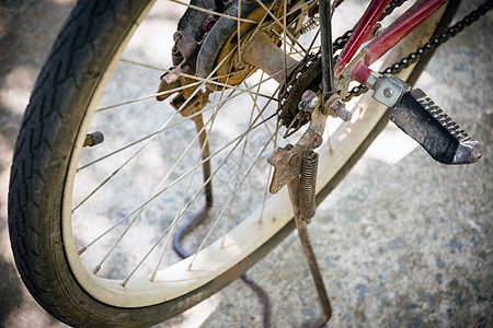 特写旧的和生锈的自行车链车轮旋转红色圆圈润滑脂宏观控制速度金属黑色图片