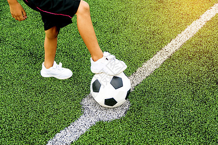 亚洲男孩踢足球足球体育场青年娱乐行动草地健康玩家男生孩子图片