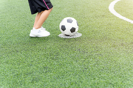 亚洲男孩踢足球孩子们草地竞赛活动青年乐趣娱乐男性童年锻炼图片