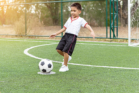 亚洲男孩踢足球孩子运动足球男生孩子们青年玩家男性竞赛场地图片
