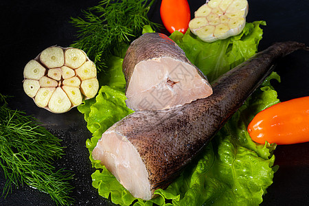 新鲜的冷冻哈克鲸鱼肉 含有食用成分 草药 辣椒和黑底柠檬的鱼片鳟鱼食物牛扒戒指桌子健康寿司烤箱饮食迷迭香图片