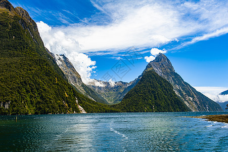 新西兰的米尔福德音响支撑山脉悬崖风景丘陵地标蓝色海岸海洋森林图片