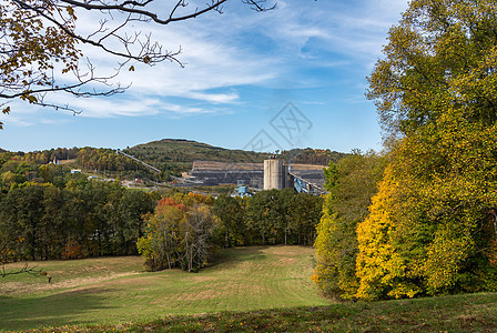 在西弗吉尼亚州Wana周围的 秋天乡下 莫农加利亚县Monongalia矿山工业填埋场全球开采萃取煤矿煤炭垃圾资源矿产图片