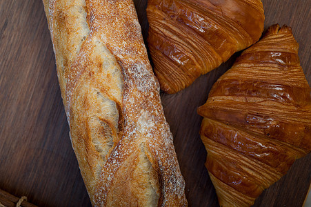 法国新鲜羊角面包和工匠袋式面包树传统食物黄油早餐脆皮桌子营养面粉谷物包子糕点图片