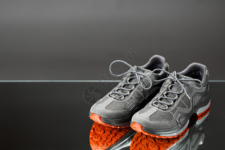 红色底板 灰色背景和复制空间的远足运动鞋图片