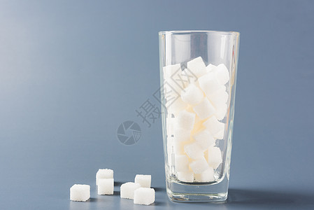 盛满白糖杯的白糖方块甜食饮料杯子化合物孩子们肥胖疾病稻草葡萄糖酒精碳水图片