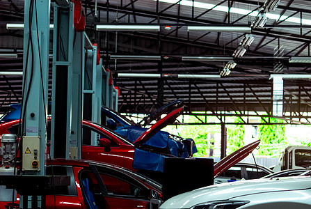 汽车修理车间 SUV车在车库内起动维修和干燥图片