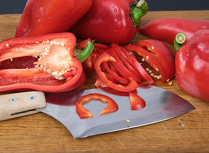 在木板上切红胡椒 棕色木桌烹饪素食主义者厨房蔬菜营养桌子沙拉辣椒木头食物图片