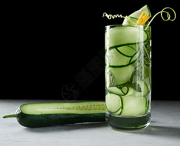 含有黄瓜 薄片叶和矿物的透明玻璃液体饮食黑色薄荷绿色桌子果汁茶点蔬菜食物图片
