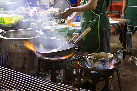 厨师在街边做饭食物市场餐厅烹饪炒锅男人文化城市图片
