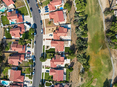 内地城镇科罗纳南加利福尼亚州房屋的空中最顶楼视图社区园林住宅棕榈细分抵押绿化不动产房子社会图片