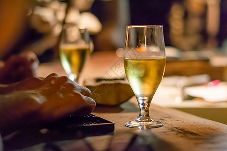 古典酒吧柜台的白葡萄酒杯白色咖啡店享受玻璃饮料服务派对桌子餐厅庆典图片