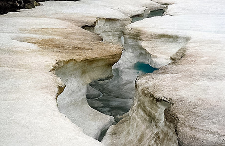 河上的冰雪 在水库的泉水中融雪季节天气冰川蓝色地平线地区海滩木头桦木天空图片