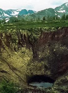 在萨亚纳山的山谷底部湖边山脉旅行反射石头旅游树木气泡高地蓝色天空图片