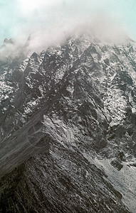 冬雪中的赛昂山 山的本质是说森林旅游环境远足自然公园高度顶峰游客天空旅行图片