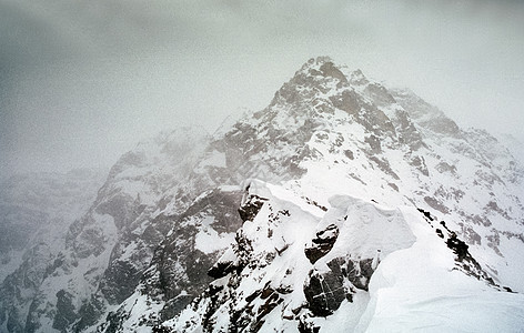 冬雪中的赛昂山 山的本质是说风景草地远足高度天空季节蓝色假期游客岩石图片