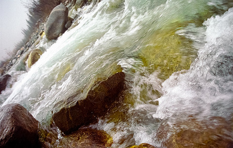 山河 石块和山河水 据说是山地森林高度巨石山脉岩石绿色植物蓝天峡谷火山岩洞穴图片