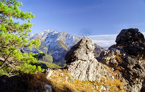 山岳上有许多高原 山岳的本性是言语中的 山上有植物谷物倒影全景森林山脉高山天空岩石耕地风景图片