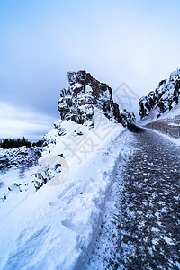 在冰原上 通往山地的路径是雪上的漫步图片