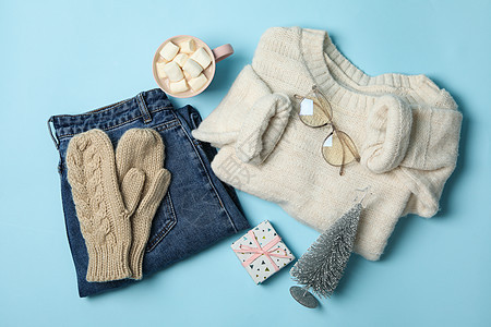 冬季概念 以蓝色背景的毛衣和礼品盒衣服杯子手套羊毛服装可可礼物咖啡天气纺织品图片