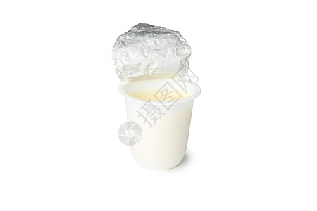 在白色背景上隔离的塑料酸奶杯产品营养小吃甜点杯子浴缸牛奶奶油奶制品酸奶图片