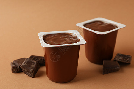 棕色背景的巧克力酸酸奶塑料杯图片