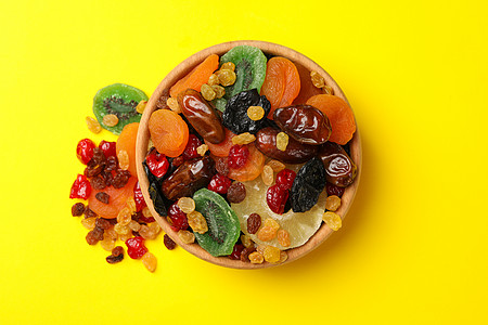 黄本面带干果的木碗榛子异国杏仁小吃奇异果食物水果李子甜点菠萝图片