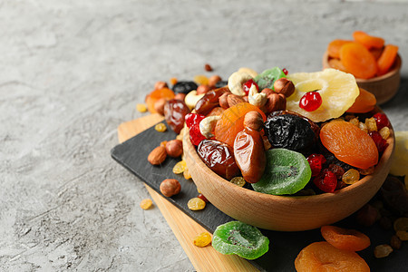 灰色的 有干果和坚果的碗异国菠萝葡萄干榛子木板水果杏仁营养李子甜点图片