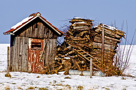 雪中旧小屋假期废墟蓝色古董日志乡村风化住宅季节木头图片