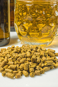装有啤酒杯的Hops球香料啤酒厂酒花金子玻璃药品植物颗粒气泡液体图片