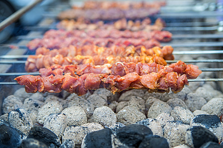 Kebap在烧烤派对炙烤午餐街道煤炭美食食物木炭火鸡餐厅图片
