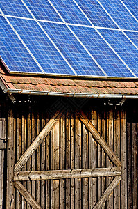 旧谷仓太阳能电池板太阳环境发电机房子控制板绿色蓝色力量细胞集电极图片