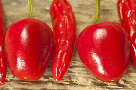 Cascabel和Cayenne辣椒美食香料食物团体烹饪绿色圆形水果红色小铃铛图片