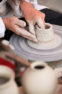 制造小花瓶的陶器手图片