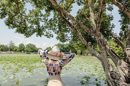 女人的背面 在湖水里用露珠池塘放松图片