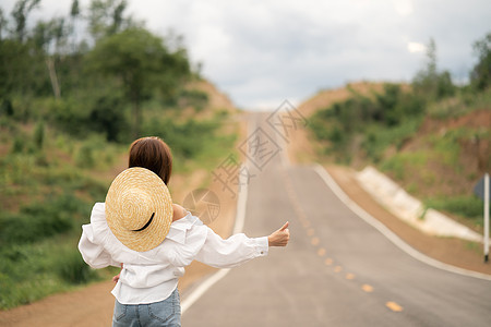 公路上搭便车的妇女 空农村曲线 沥青路自由女性旅游游客路线环境女士街道旅行运输图片