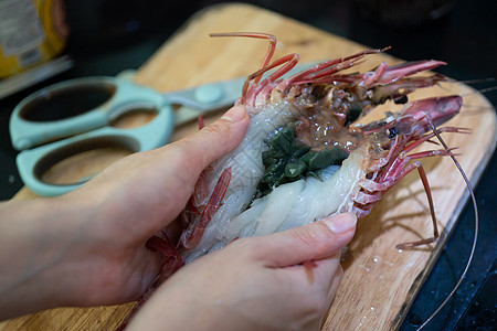 妇女手切半新鲜生老虎虾和小龙虾b甲壳钓鱼海鲜市场餐厅剪刀动物老虎厨师厨房图片