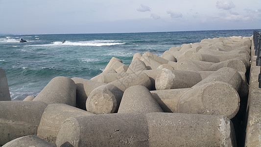 近距离观察海边的四面石块 以防止海岸下水沿海码头四面体海岸线海浪港口海洋安全海滩岩石图片