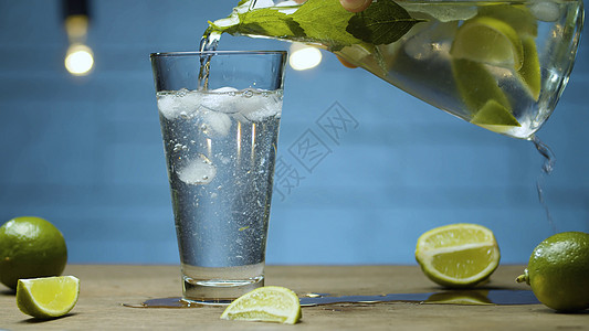 将柠檬汁倒在玻璃杯中蓝色饮料草本植物水壶薄荷背景冷藏玻璃液体水果图片