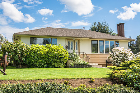 在加拿大不列颠哥伦比亚省阳光明媚的一天脚步草地装饰植物绿化蓝色财产园林窗户入口图片