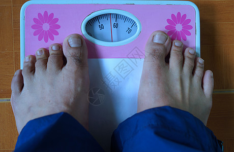 体重比重 健康和体重管理概念的足迹图片