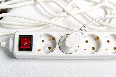 220v的欧洲家庭白色延伸带 白纺织品上装有引信连接器危险器具活力电线插座酒吧电气电压安全图片